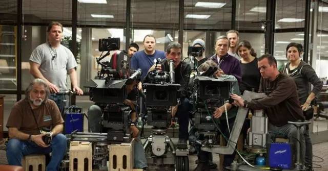 再见金钱，前往贫困村